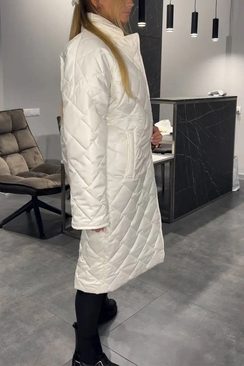 Manteau long réversible blanc matelassé losanges, fermeture boutonnée sur le devant.