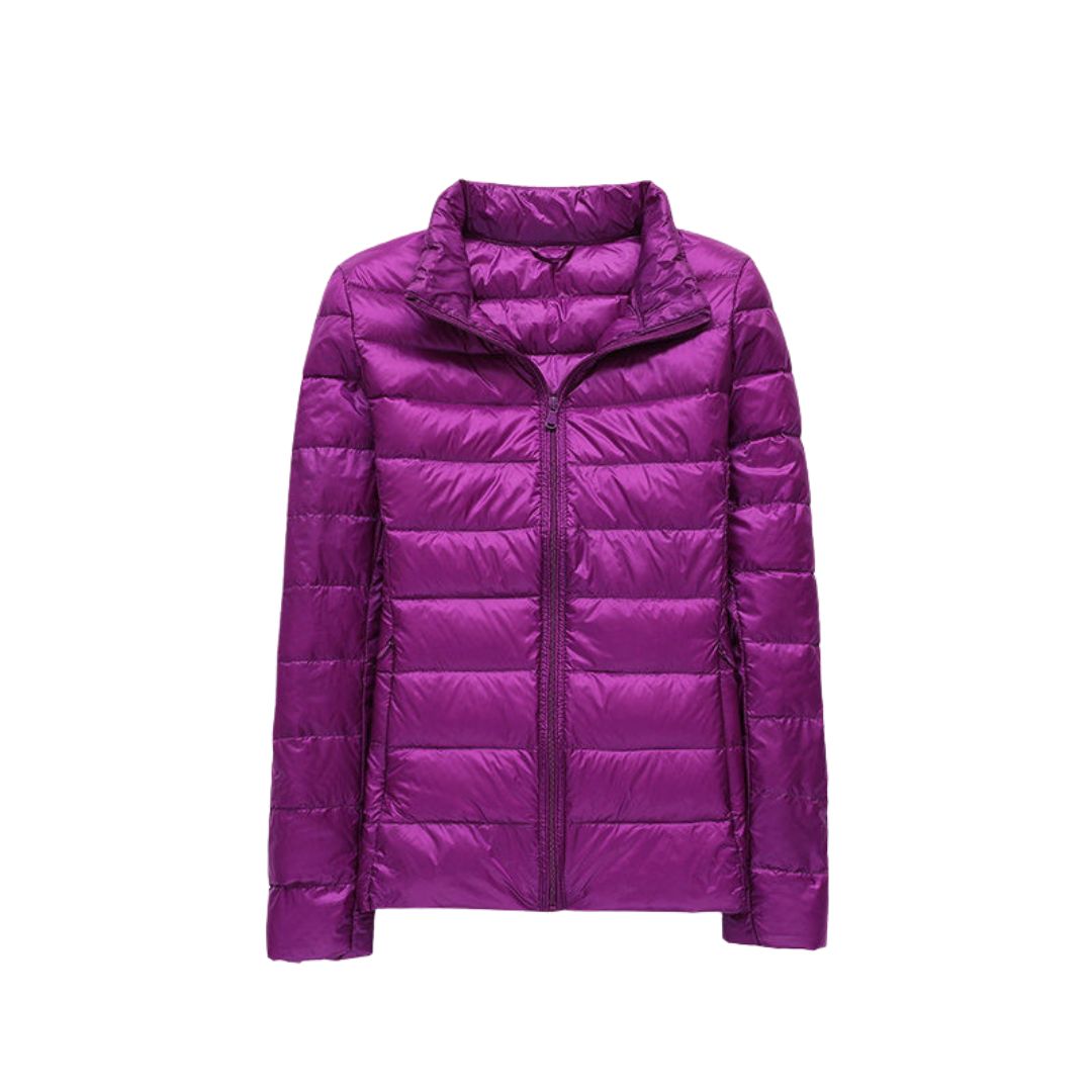 Doudoune ultra-légère violette à zip, col montant et matelassage horizontal.
