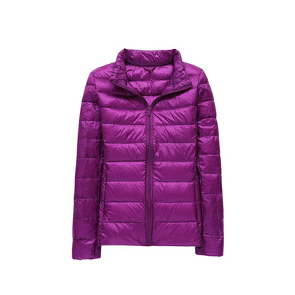 Doudoune ultra-légère violette à zip, col montant et matelassage horizontal.