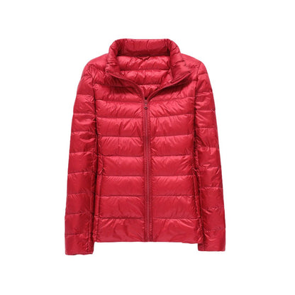 Doudoune ultra-légère rouge rosé à zip, col montant et matelassage horizontal.