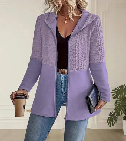 Sweat à capuche Plume zippé lilas, matière côtelée texturée et poche kangourou.