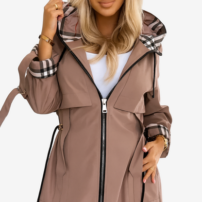 Trench mi-saison marron à capuche, fermeture zippée et cordons à la taille.