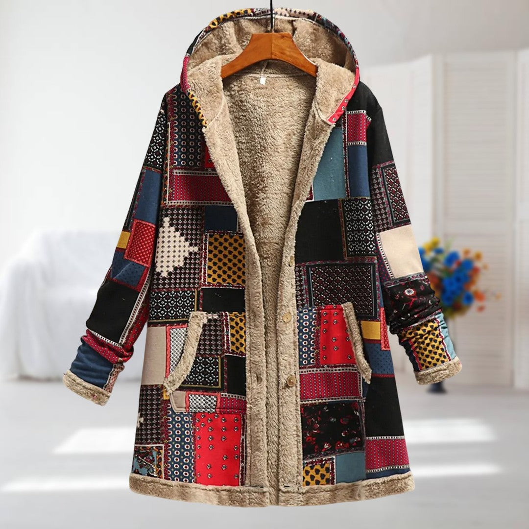 Veste à capuche doublée polaire, patchwork rouge/noir aux motifs, fermeture zippée.