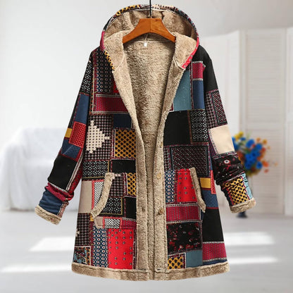 Veste à capuche doublée polaire, patchwork rouge/noir aux motifs, fermeture zippée.