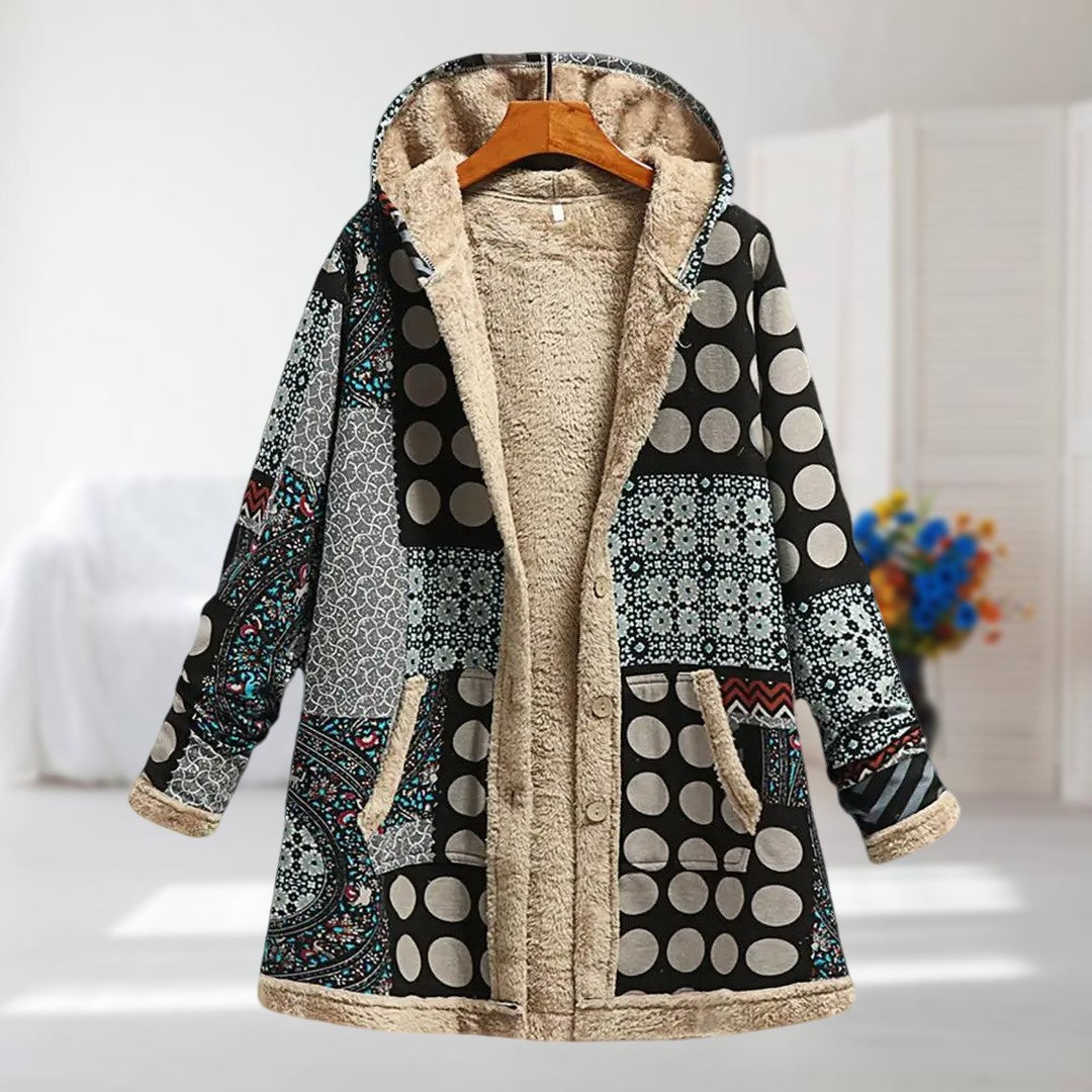 Veste à capuche doublée polaire, imprimé géométrique noir et blanc, fermeture zippée.