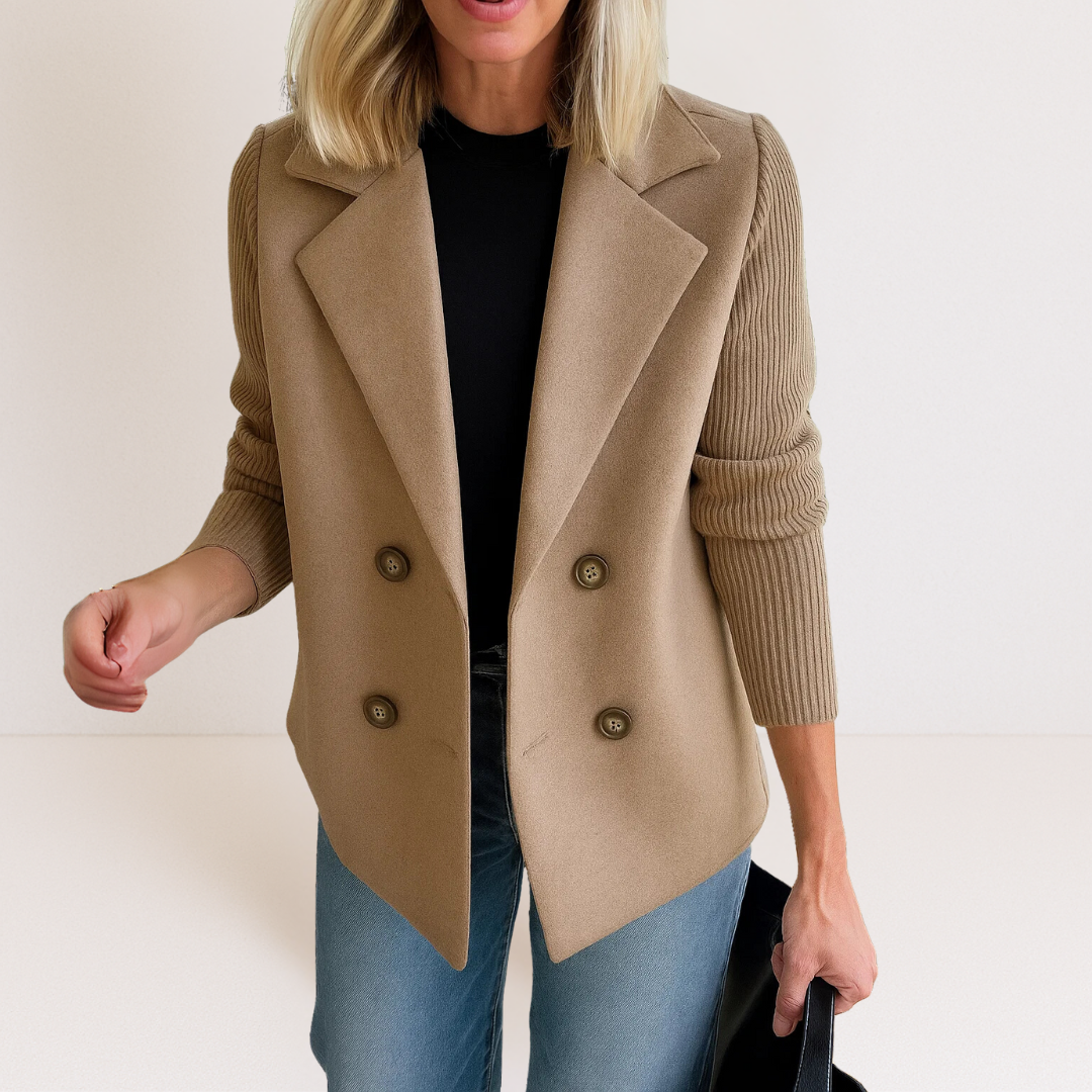 Veste en maille Martine beige à col tailleur, boutons ronds, ourlets en pointe.