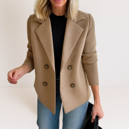 Veste en maille Martine beige à col tailleur, boutons ronds, ourlets en pointe.