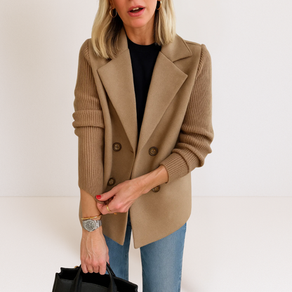 Veste en maille Martine beige à col tailleur, manches côtelées, fermeture boutonnée.