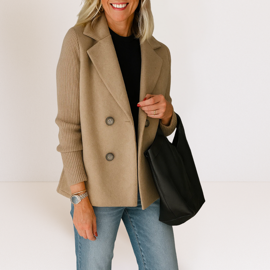 Veste en maille Martine camel à col tailleur, fermeture boutonnée, manches côtelées.