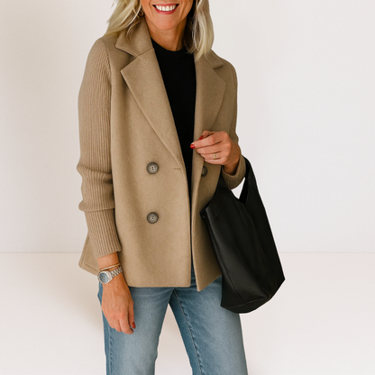 Veste en maille Martine camel à col tailleur, fermeture boutonnée, manches côtelées.