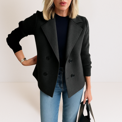 Veste en maille Martine noire à col tailleur, boutons ronds, ourlets asymétriques.