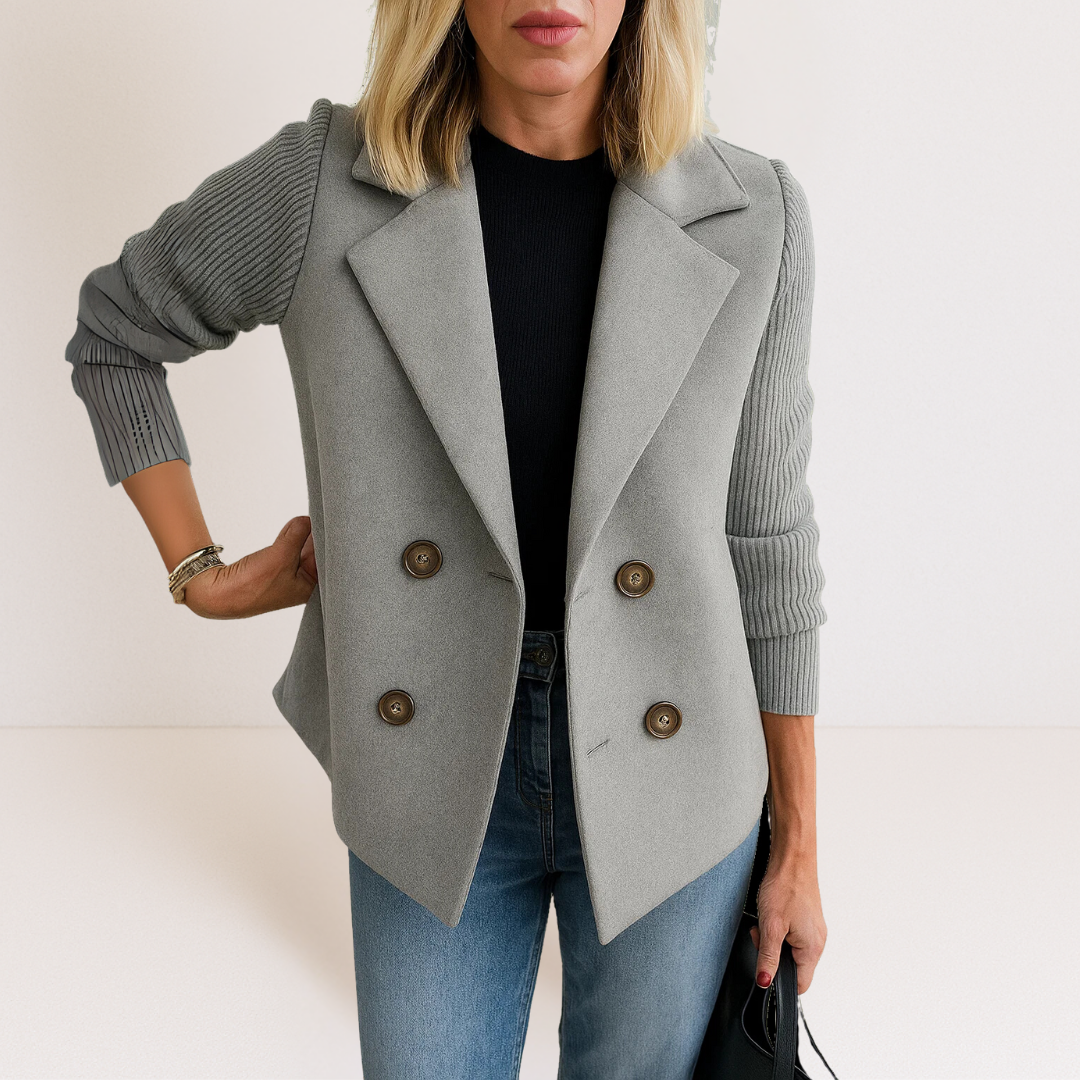 Veste en maille Martine gris clair à col tailleur, boutons ronds, manches côtelées.