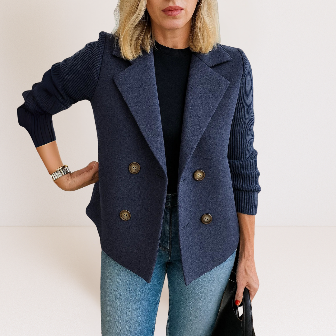 Veste en maille Martine bleu marine à col tailleur, boutons ronds, manches côtelées.