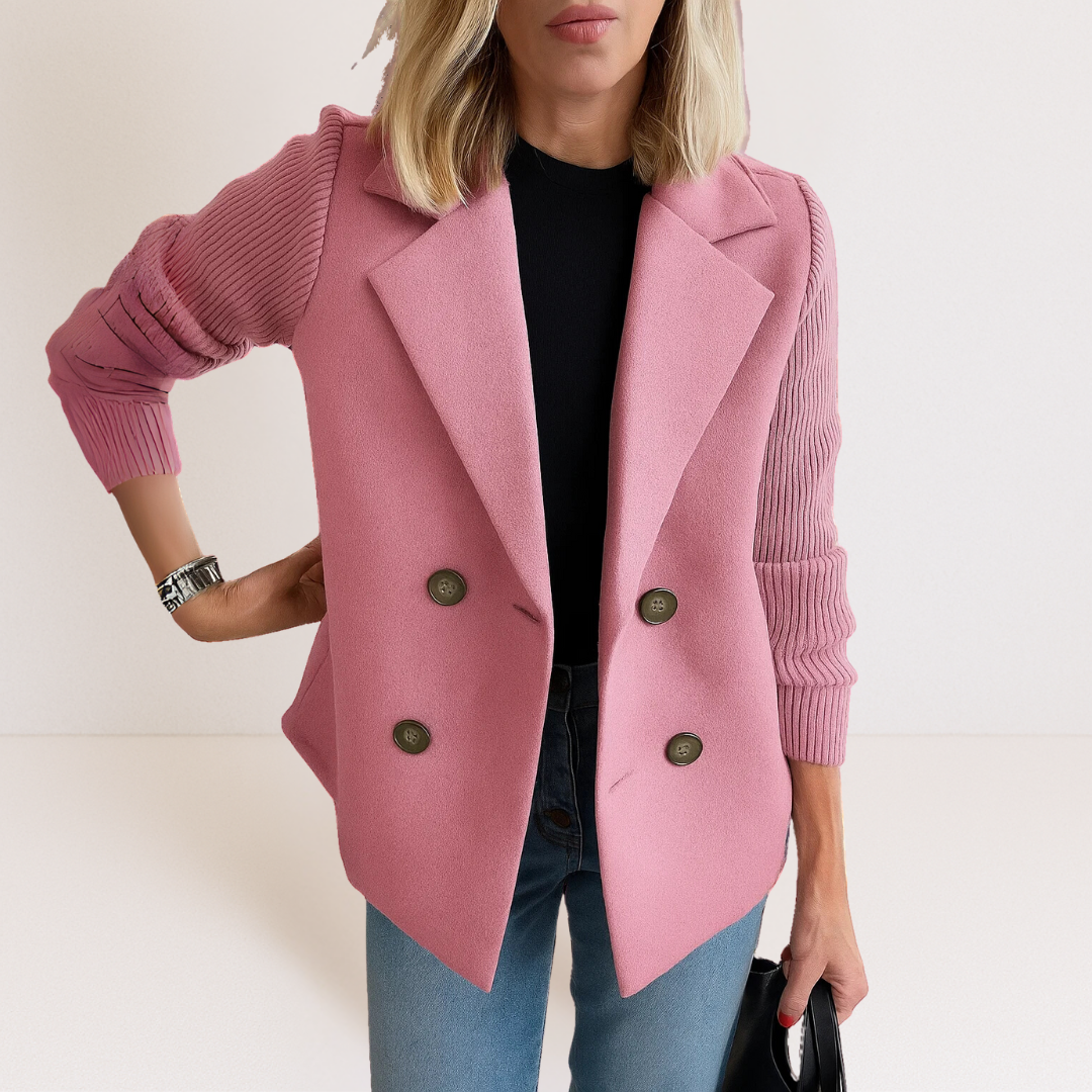 Veste en maille Martine rose à col tailleur, manches côtelées, boutons décoratifs.