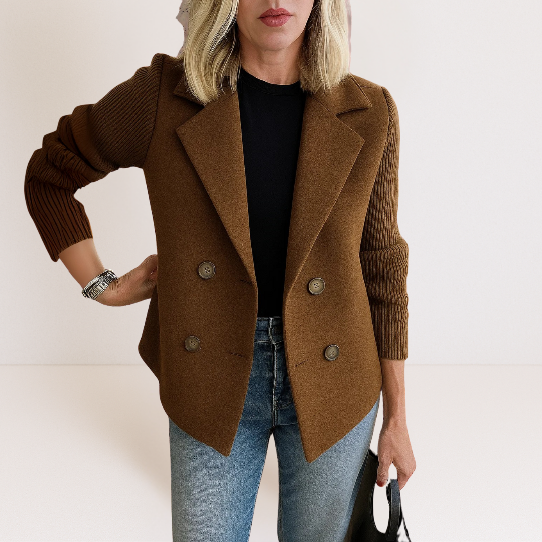 Veste en maille Martine marron foncé à col tailleur, manches côtelées, double boutonnage.