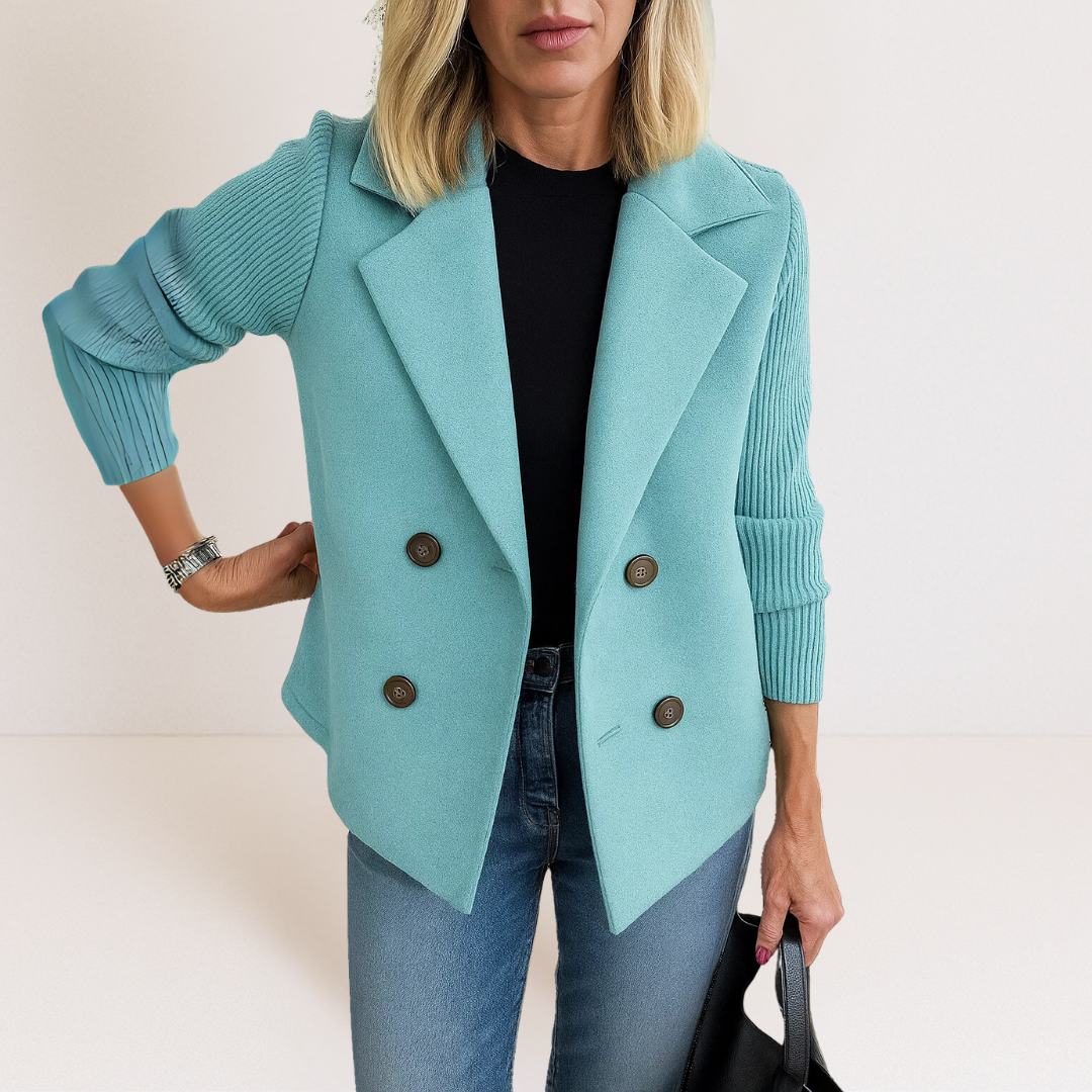 Veste en maille Martine bleu clair à col tailleur, boutons ronds, manches côtelées.
