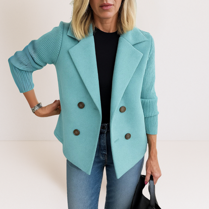 Veste en maille Martine bleu clair à col tailleur, boutons ronds, manches côtelées.