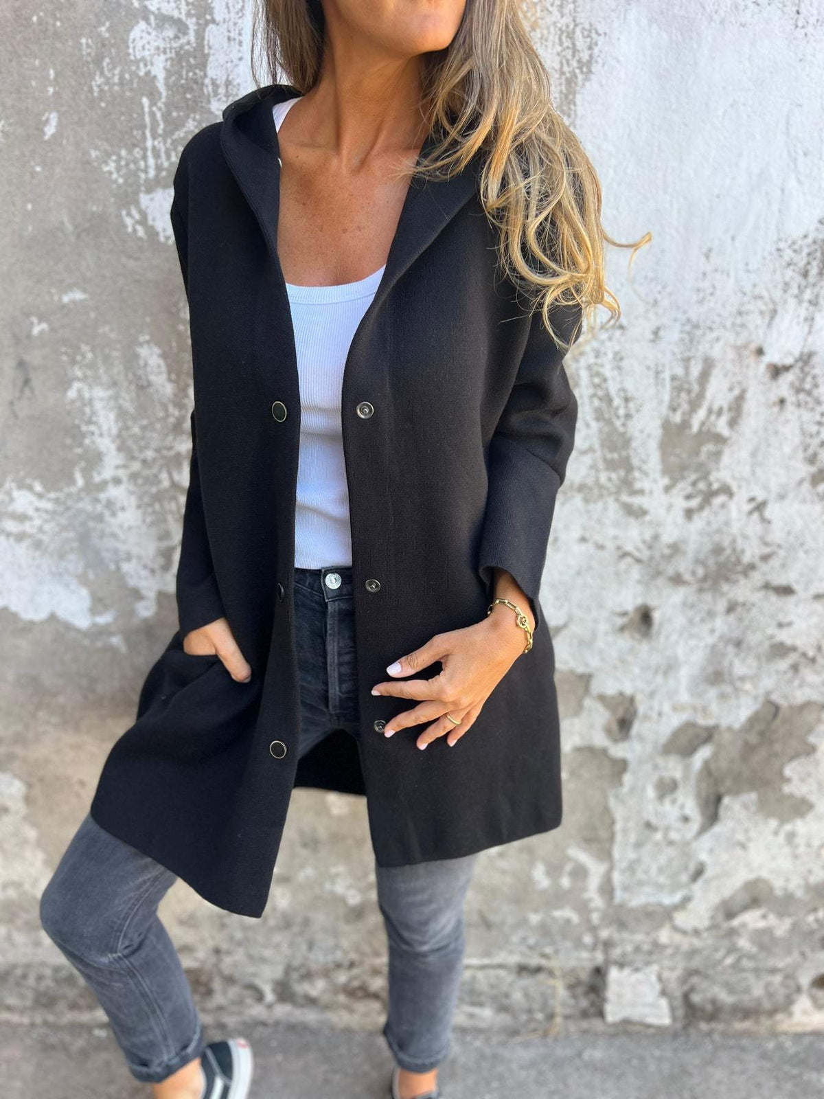 Cardigan à capuche noir, boutons devant, poches latérales, coupe ample manches longues