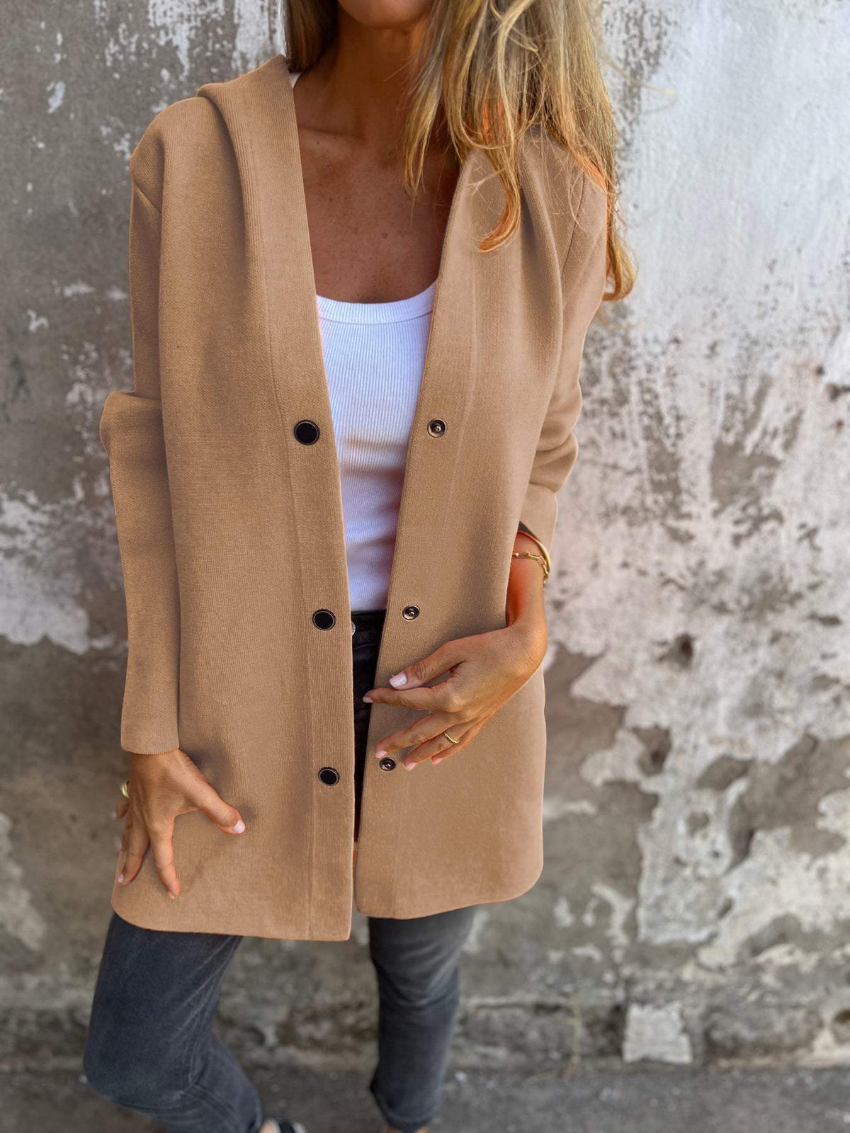 Cardigan décontracté à capuche Adriana beige, boutonné, manches longues, poches