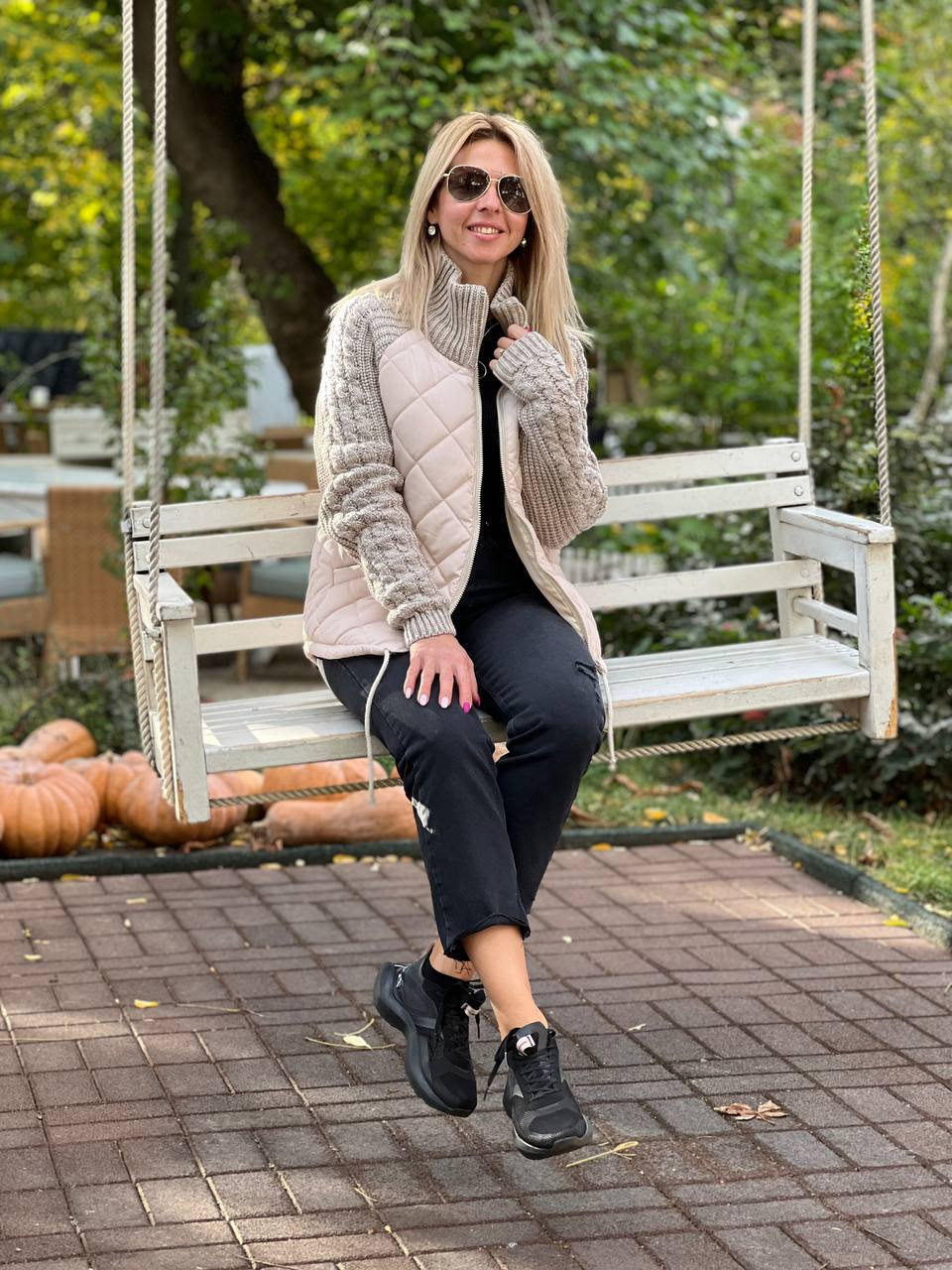 Veste matelassée beige avec fermeture zippée et surpiqûres losanges, manches côtelées
