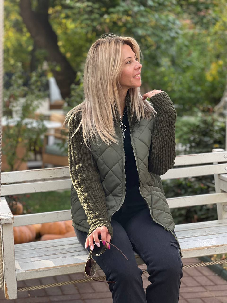 Veste matelassée vert olive avec fermeture zippée, surpiqûres losanges et col montant