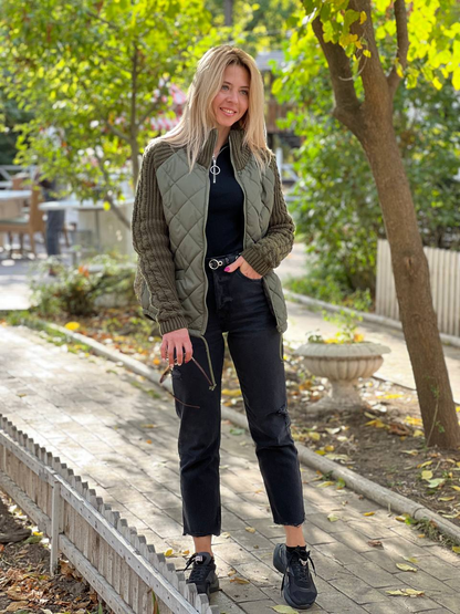 Veste matelassée vert olive avec zip, poches zippées et col montant, manches côtelées