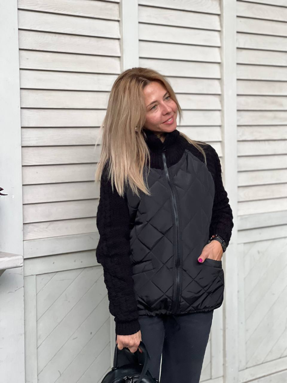 Veste matelassée noire avec fermeture zippée, poches zippées et manches côtelées