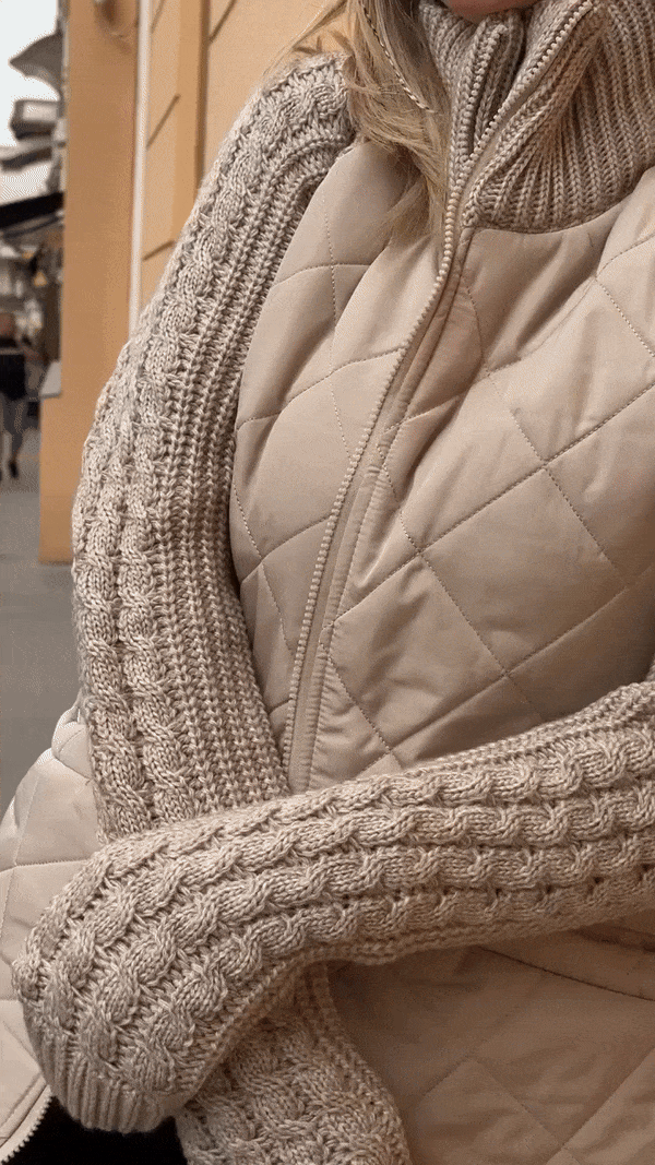 Veste matelassée beige avec zip, surpiqûres en losanges et gros maille en manches