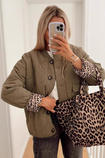 Veste matelassée vert olive, boutons, poches plaquées, doublure imprimée léopard aux poignets