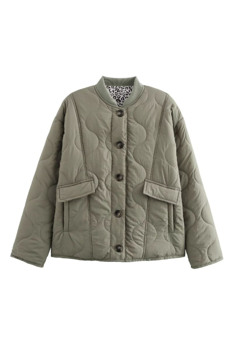 Veste matelassée vert sauge, col droit et boutons, poches plaquées, doublure imprimée léopard