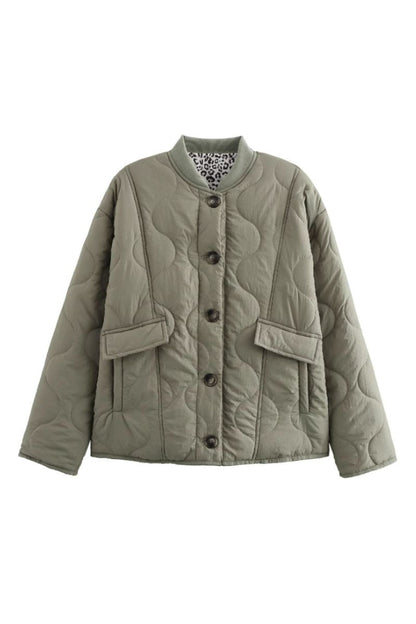 Veste matelassée vert sauge, col droit et boutons, poches plaquées, doublure imprimée léopard