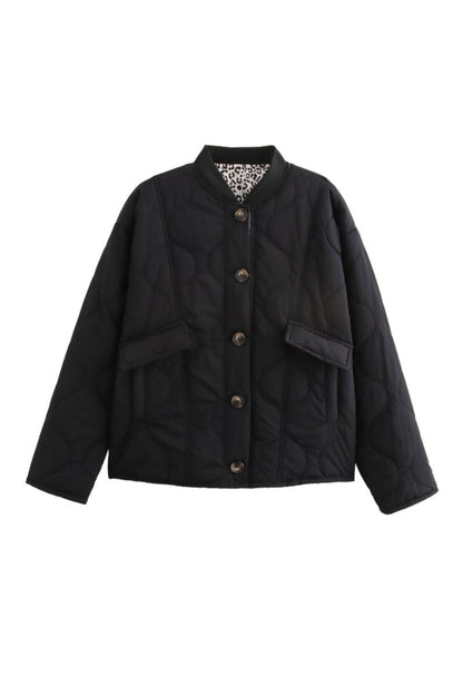 Veste matelassée noire, col droit et boutons, poches plaquées, doublure imprimée léopard