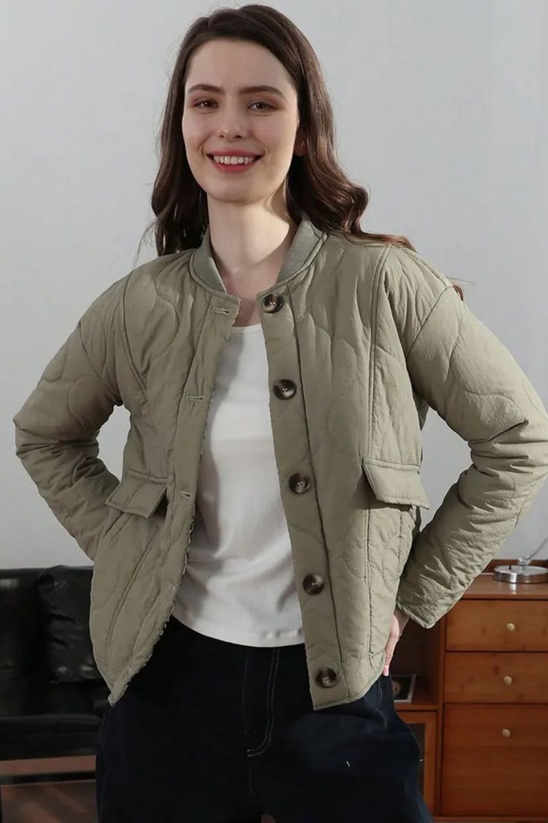 Veste matelassée vert sauge, col droit à boutons, poches plaquées, coutures en relief