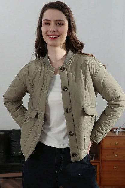 Veste matelassée vert sauge, col droit à boutons, poches plaquées, coutures en relief