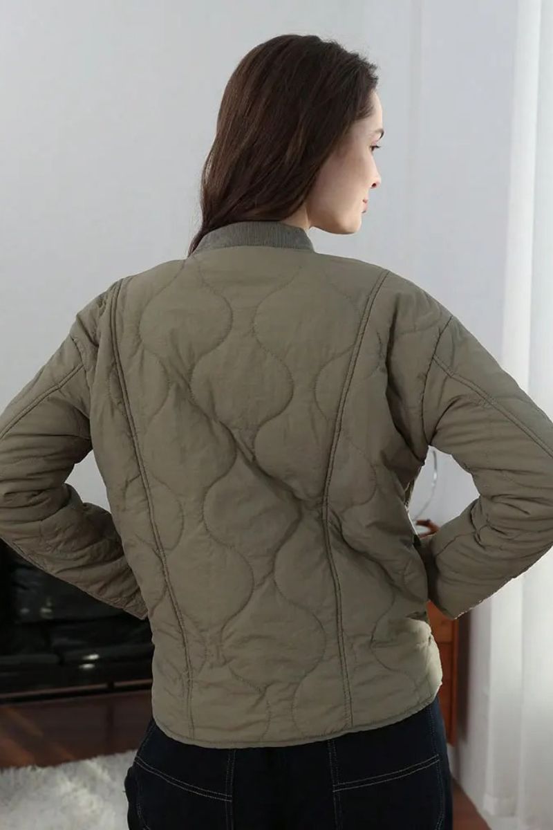 Veste matelassée vert sauge vue dos, coutures en relief et col droit