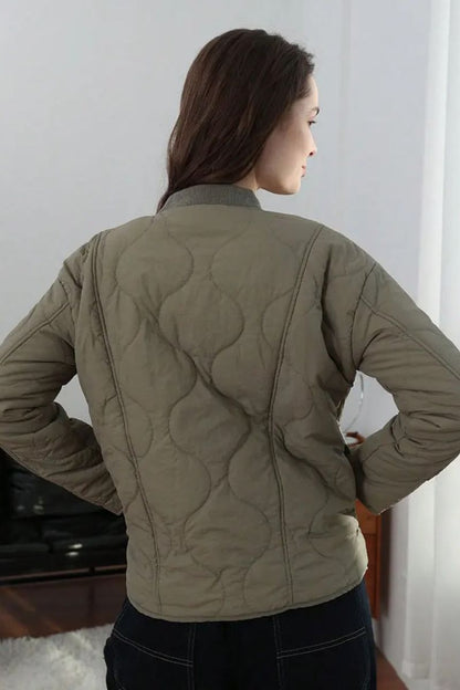 Veste matelassée vert sauge vue dos, coutures en relief et col droit