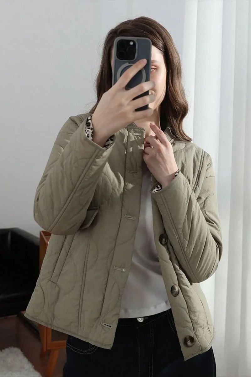 Veste matelassée vert sauge, col droit à boutons, poches plaquées, coupe courte