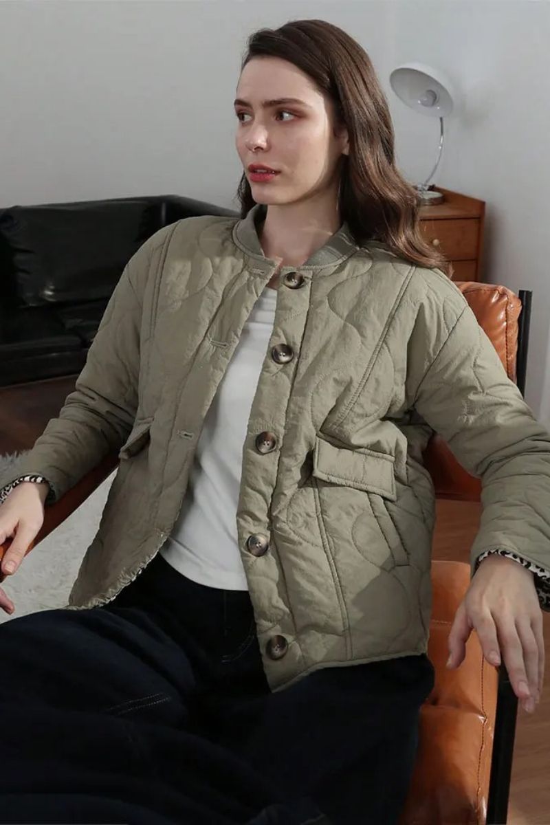 Veste matelassée vert sauge, col droit et boutons, poche poitrine, coupe droite
