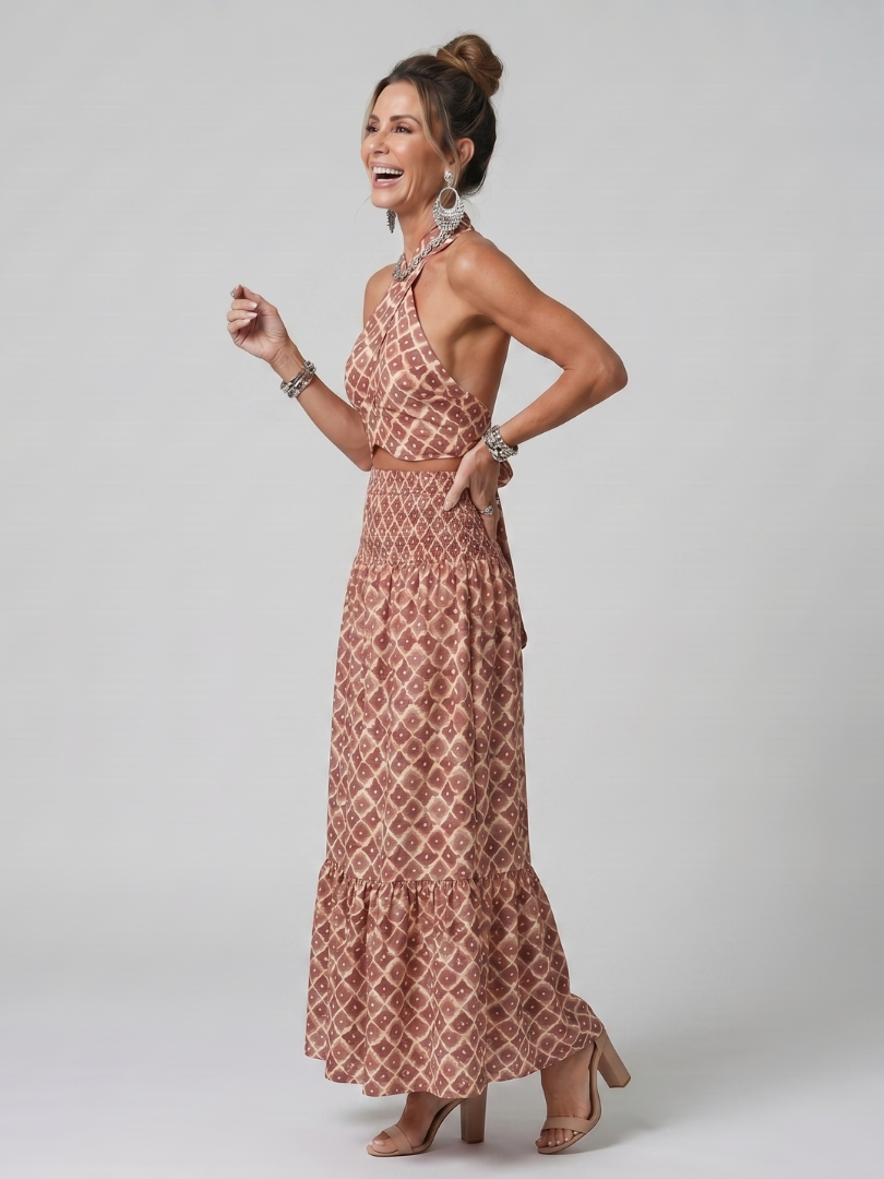 Robe midi asymétrique imprimée géométrique brique, encolure halter et découpes.