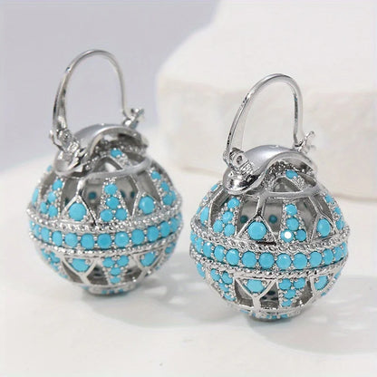 Boucles d’oreilles mandala turquoise argenté, vue rapprochée des pendentifs