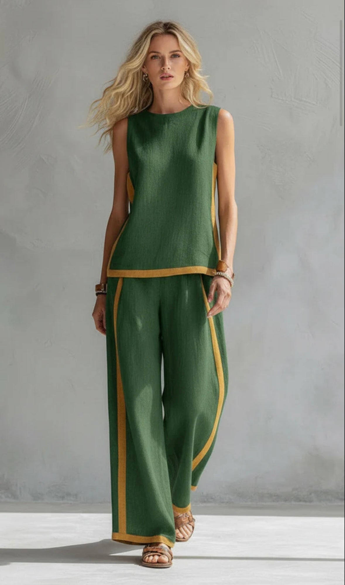 Ensemble deux pièces vert foncé : débardeur sans manches et pantalon long ample à passepoil doré