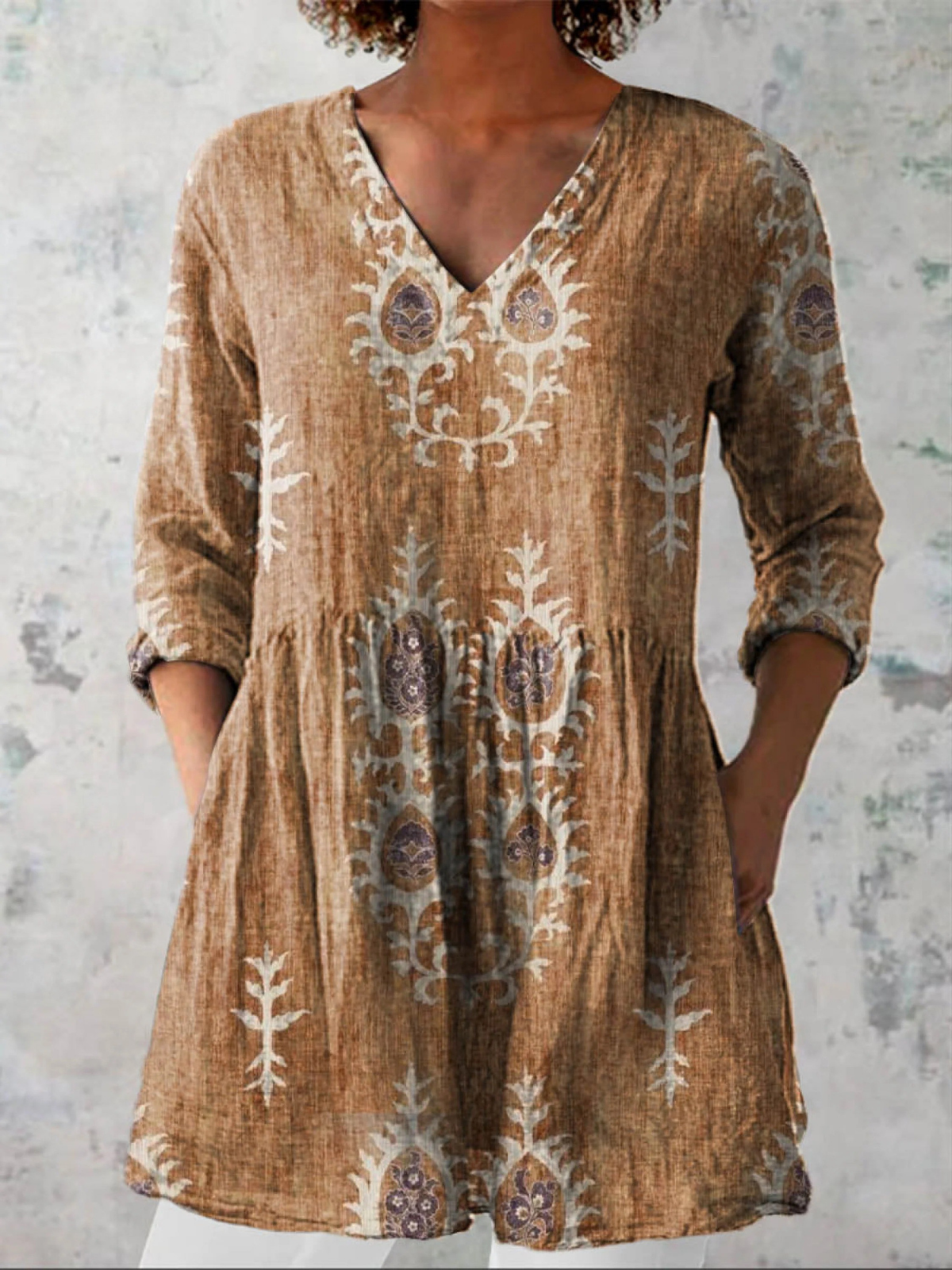 Blouse longue à col en V beige, broderies végétales blanches et décorations rouges