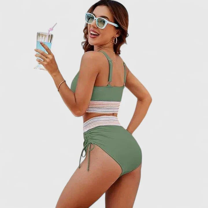 Ensemble bikini rayé, haut à bretelles fines et bas taille haute vert à nouettes