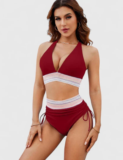 Ensemble bikini rayé rouge, haut triangle plongeant et bas taille haute à cordons