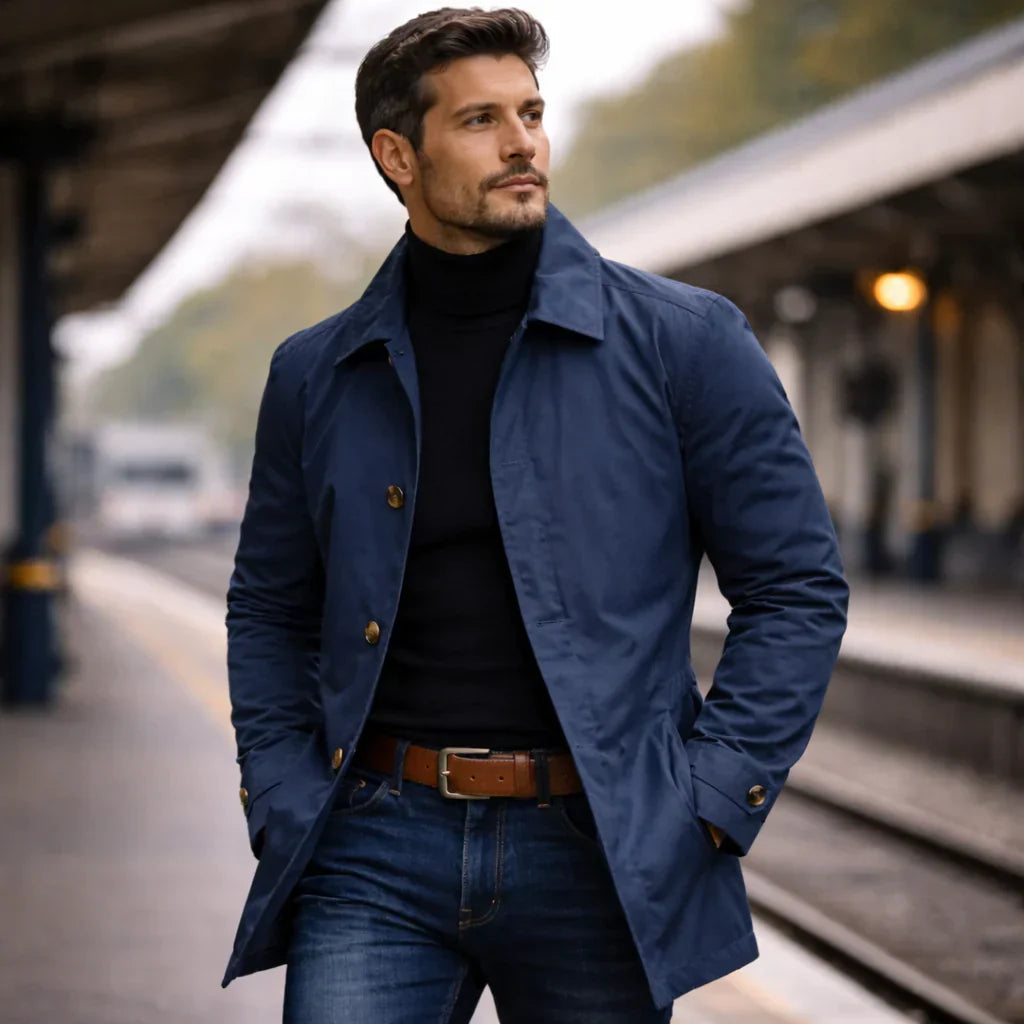 Pardessus mi-saison bleu marine, col droit, boutons dorés, coupe mi-longue