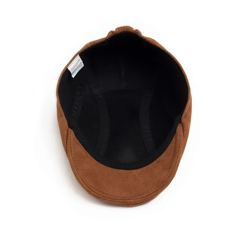Béret en daim classique Bloom™ brun, intérieur noir visible et rabat d’ouverture.