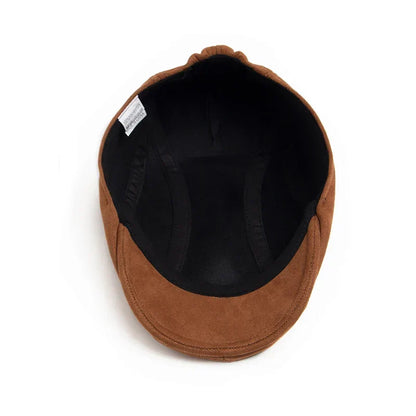 Béret en daim classique Bloom™ brun, intérieur noir visible et rabat d’ouverture.