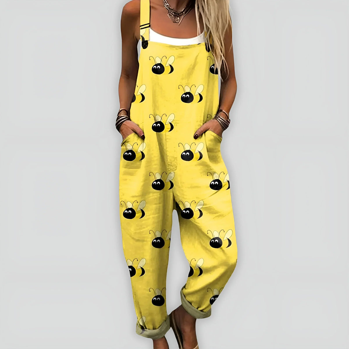 Combinaison ample sans manches jaune, motif d’abeilles noires.