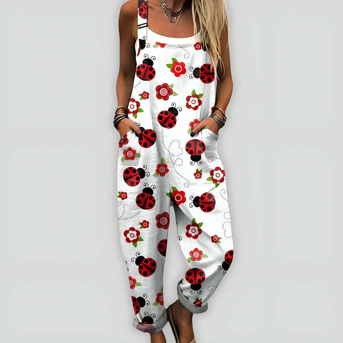 Combinaison ample sans manches blanche, motif coccinelles rouges et fleurs.