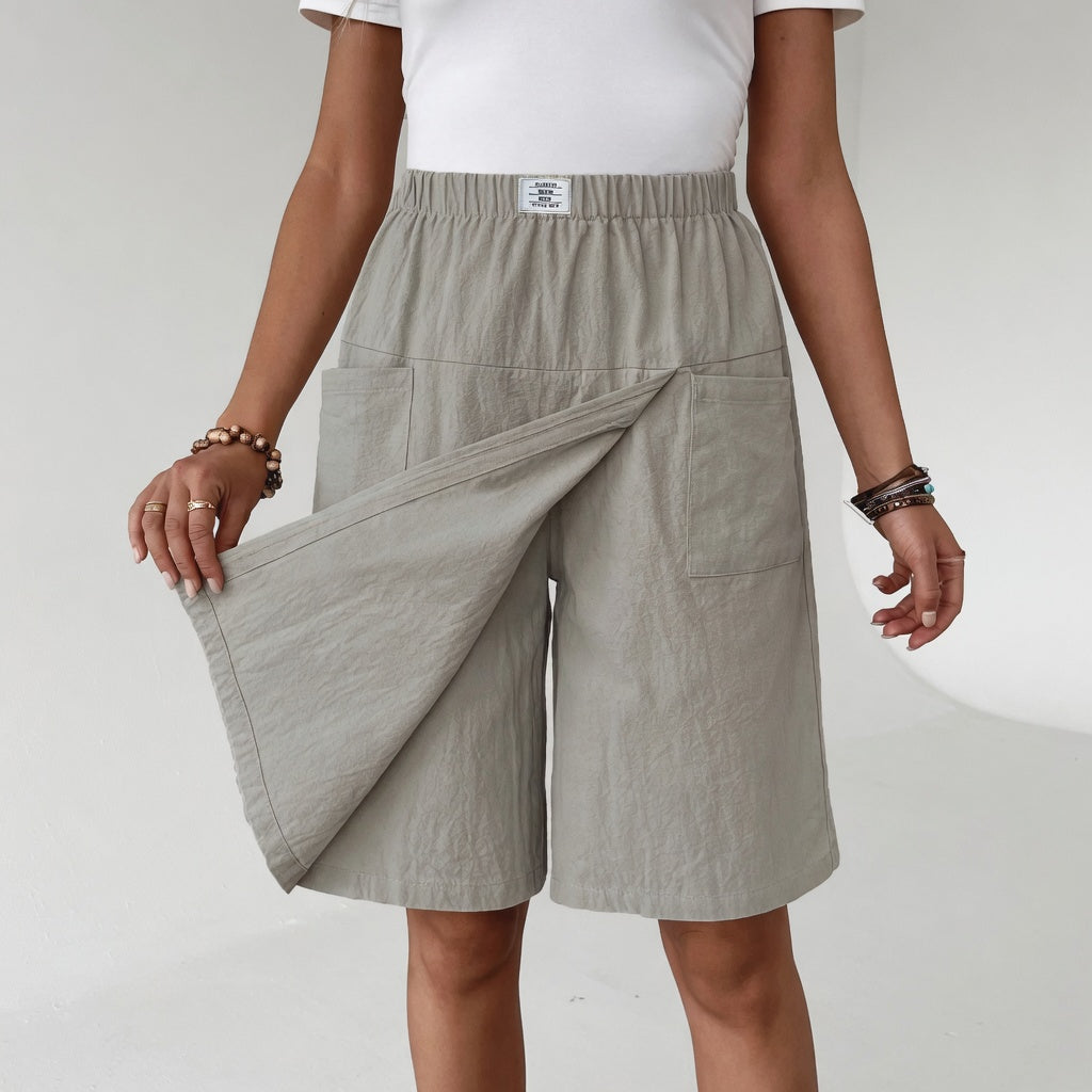 Jupe-short grise claire à rabat frontal, taille élastique et poches sur le côté